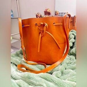MANSUR GAVRIEL MINI TANNED LEATHER BUCKET BAG with ROYAL BLUE INTERIOR